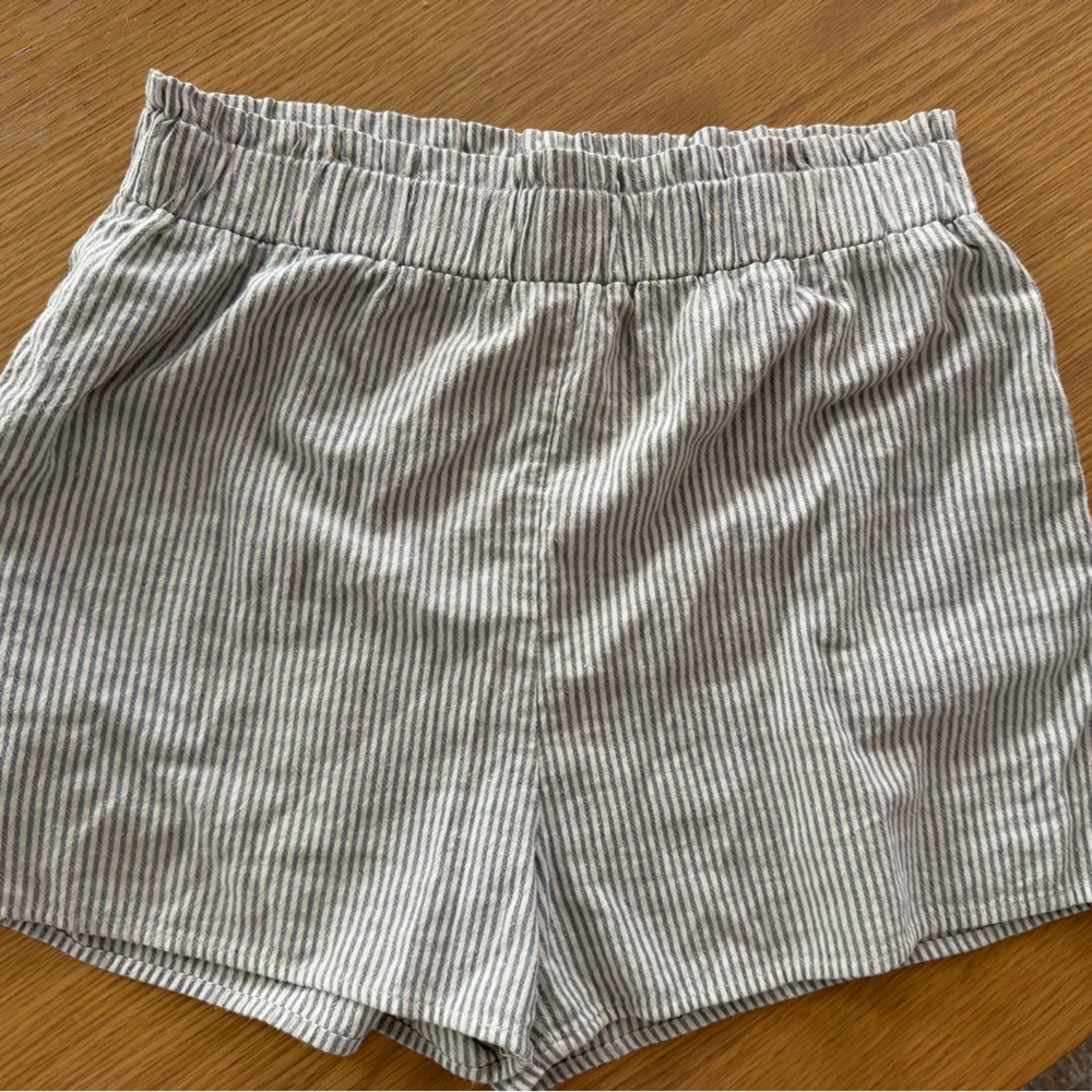 Carly Jean Los Angeles Striped Elastic Waist Shorts - Gray & White Medium